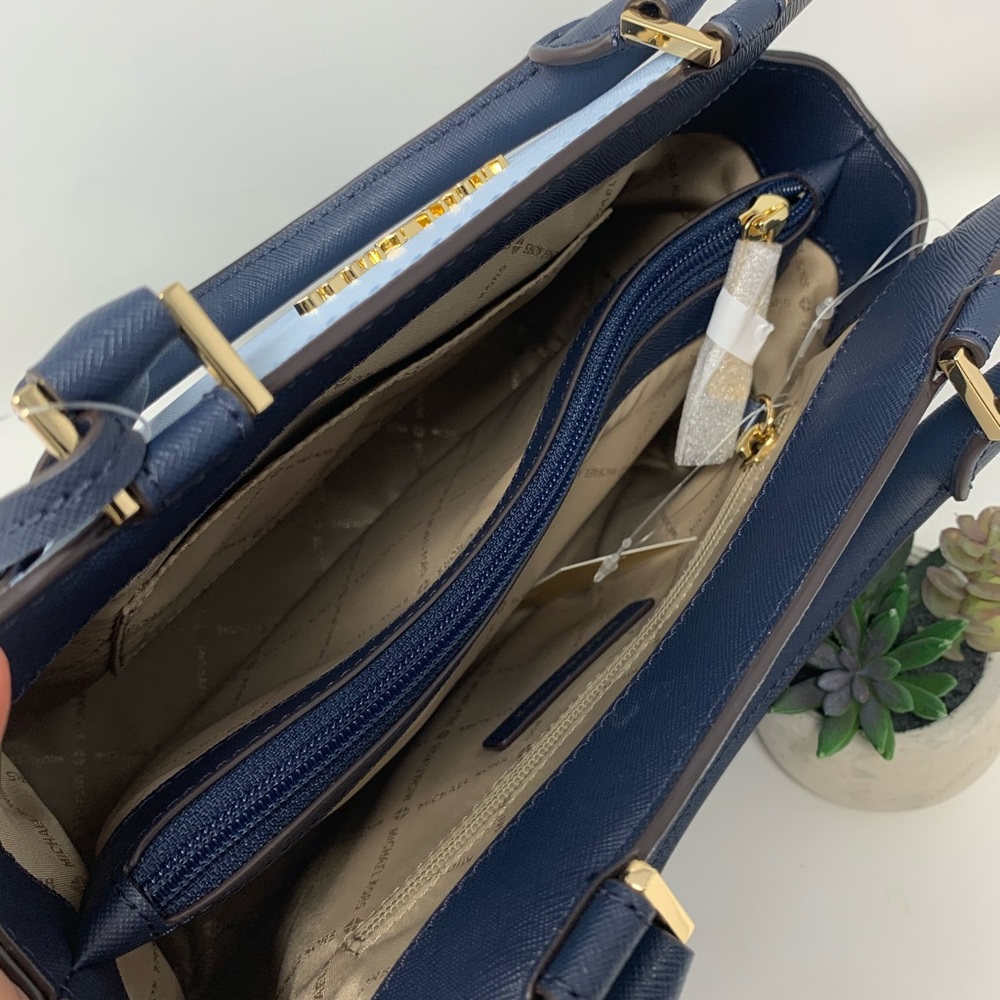 Michael Kors Prism Medium Messenger - Picture 9 of 10